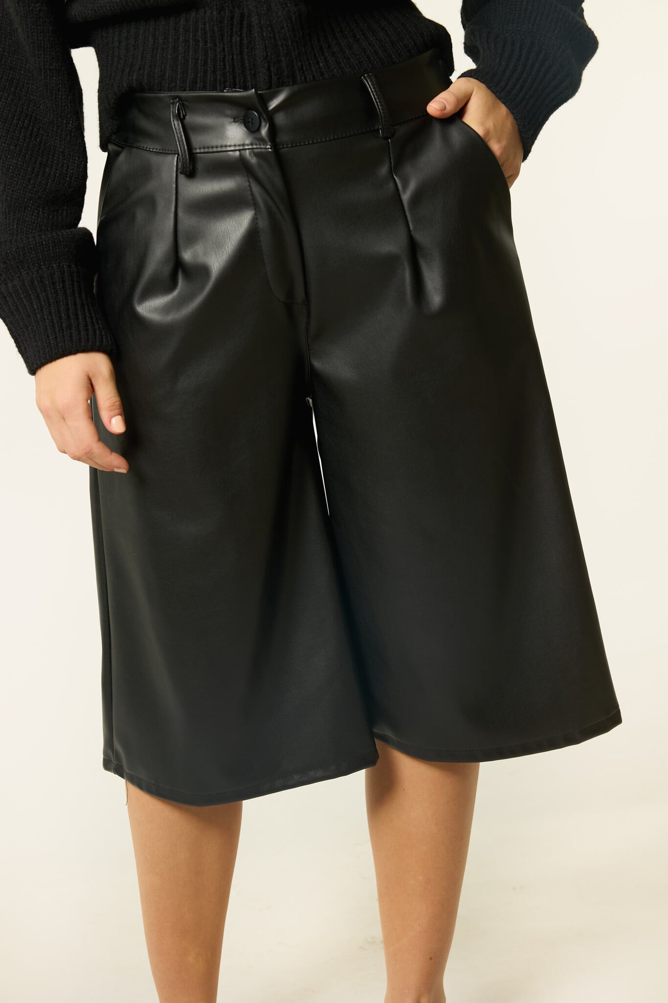 Isa leatherlook bermuda | Zwart