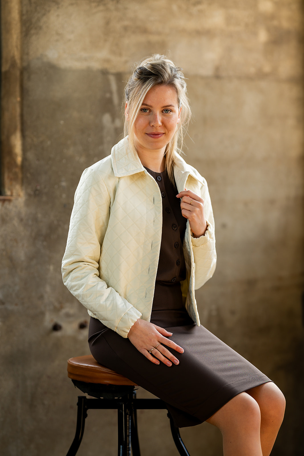 Stylist helpt klant met kledingkeuze in showroom