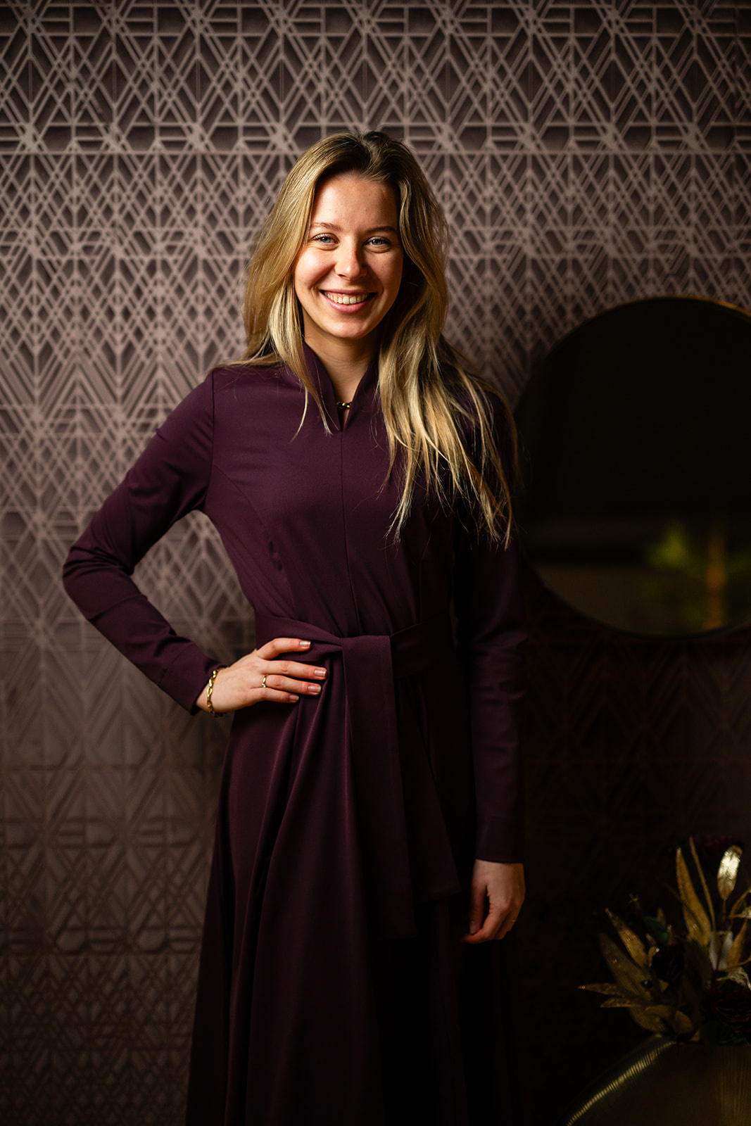 Stylist helpt klant met kledingkeuze in showroom