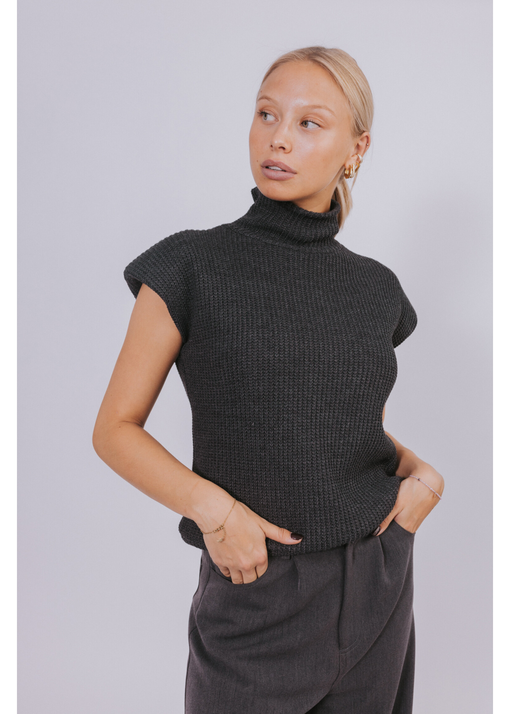 GISÈLE THE LABEL  GIA TOP DARK GREY