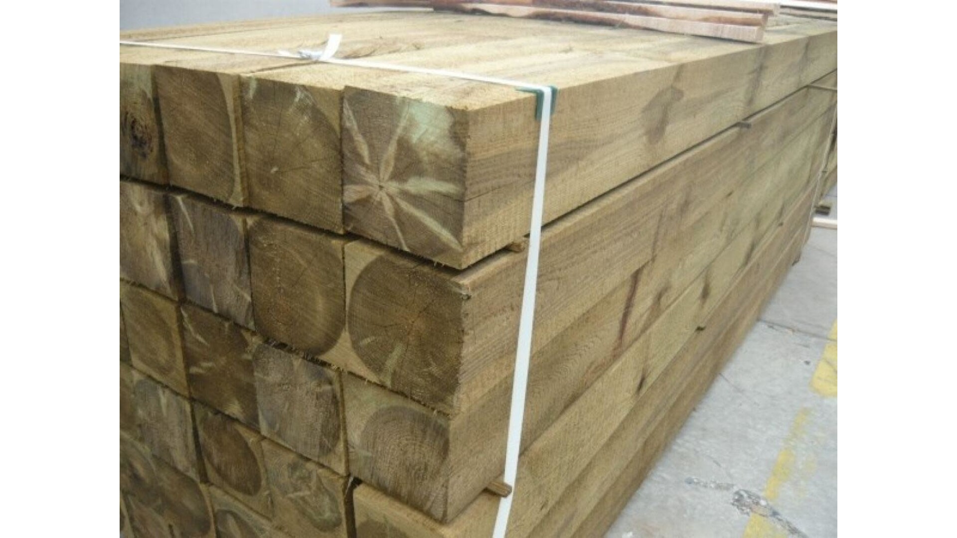 Grenen paal 15x15 cm - fijnbezaagd