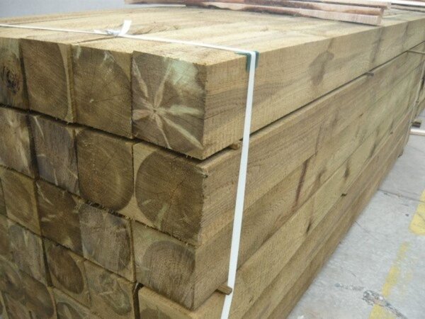 Grenen paal 15x15 cm - fijnbezaagd