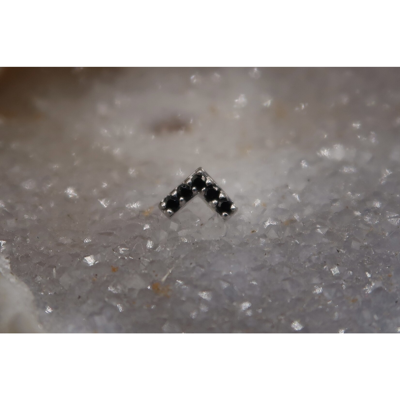 Junipurr Chevron met zwarte cubic zirconia 14k witgoud