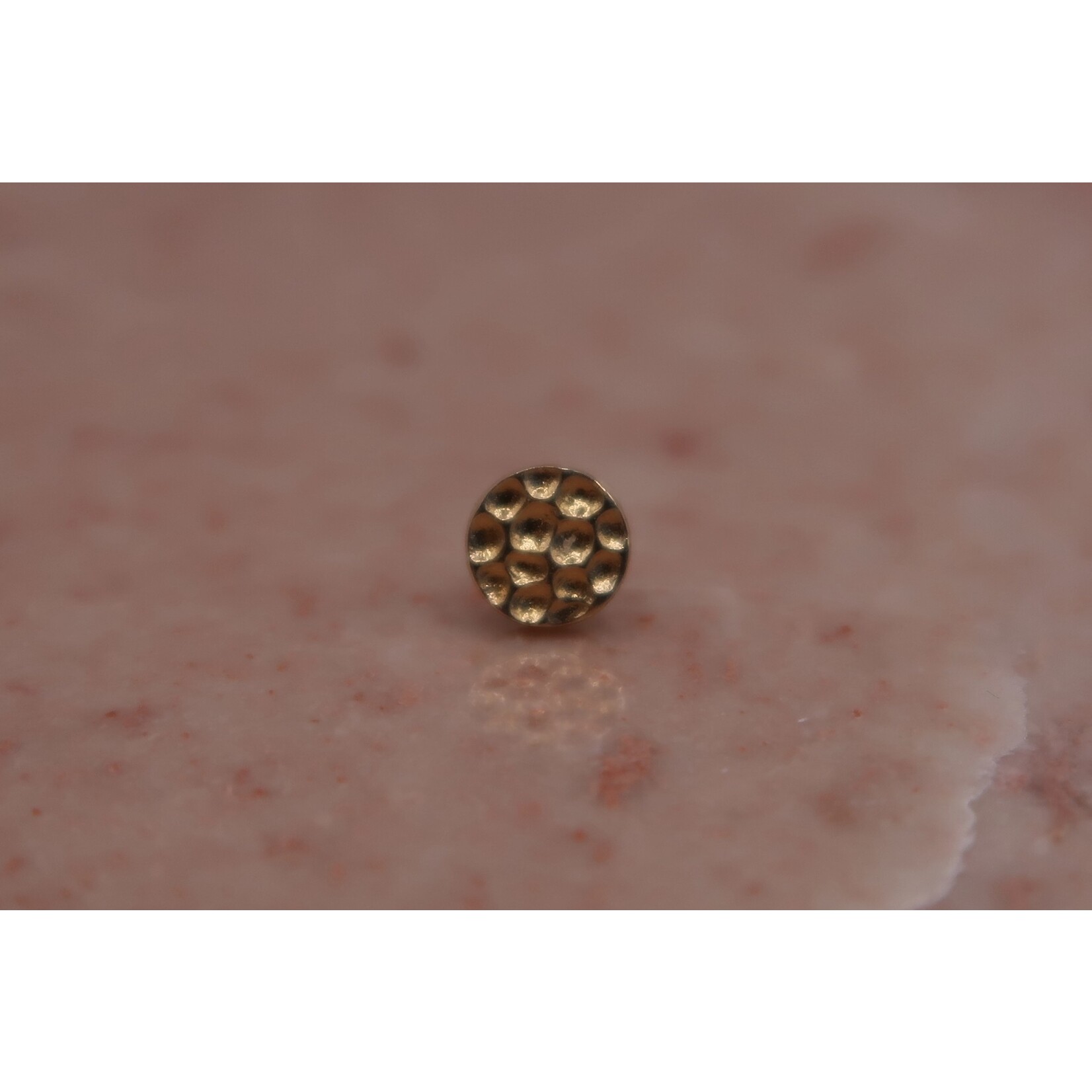 Junipurr Hammered disc 4mm 14k geel goud