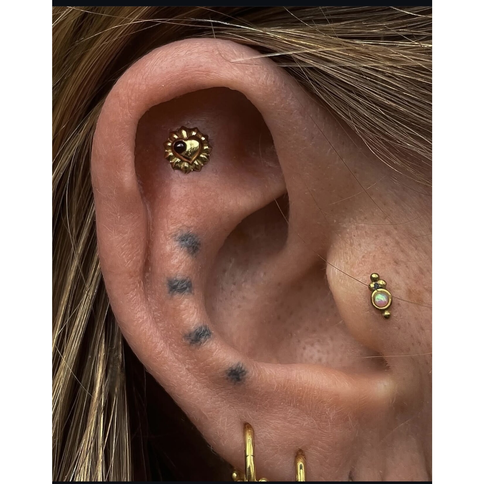 Sebastienne Judith met granaat 18k massief goud