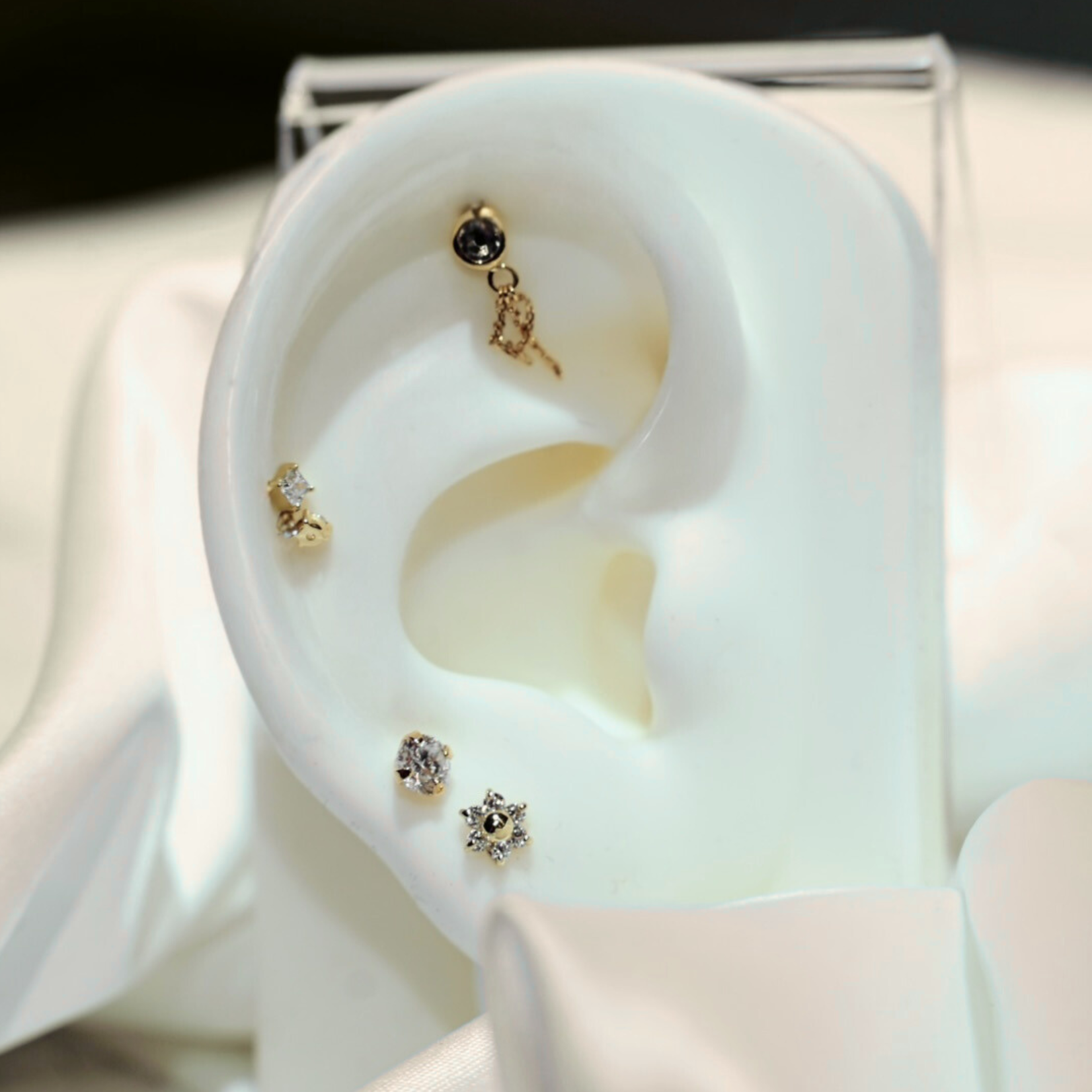 Inkorporated Prong - 4mm with cubic zirconia 14k solid gold