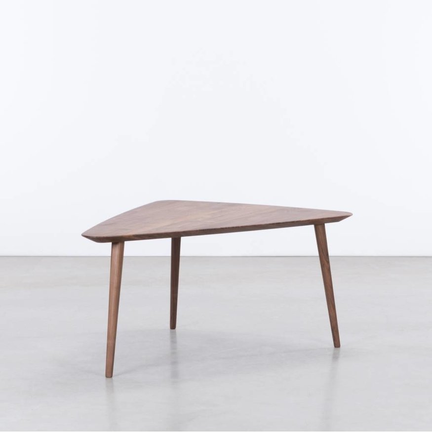 Driehoekige Houten Salontafel Tomrer Sav & Økse Driehoekige Houten Salontafel Tomrer