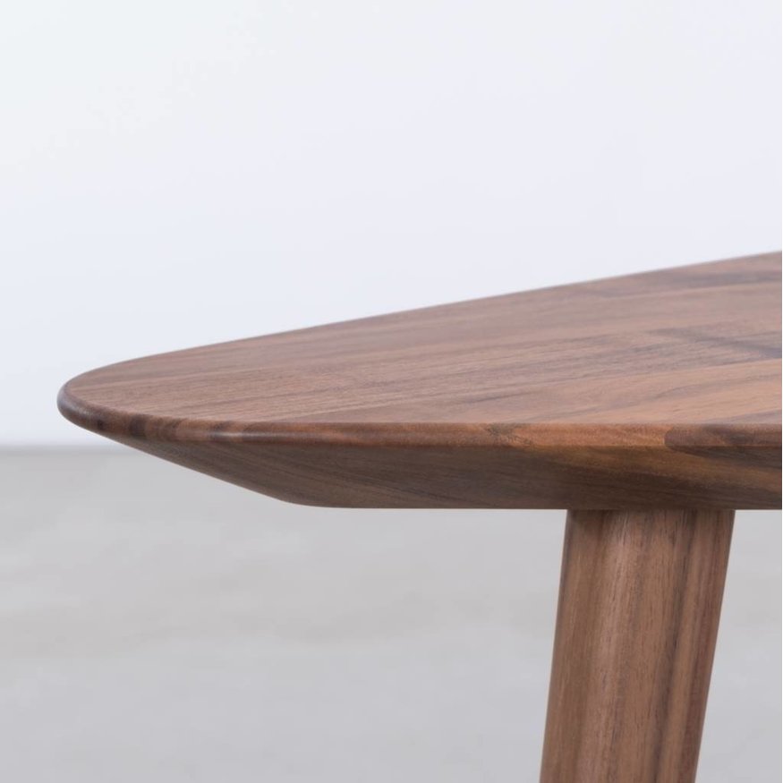 Driehoekige Houten Salontafel Tomrer Sav & Økse Driehoekige Houten Salontafel Tomrer