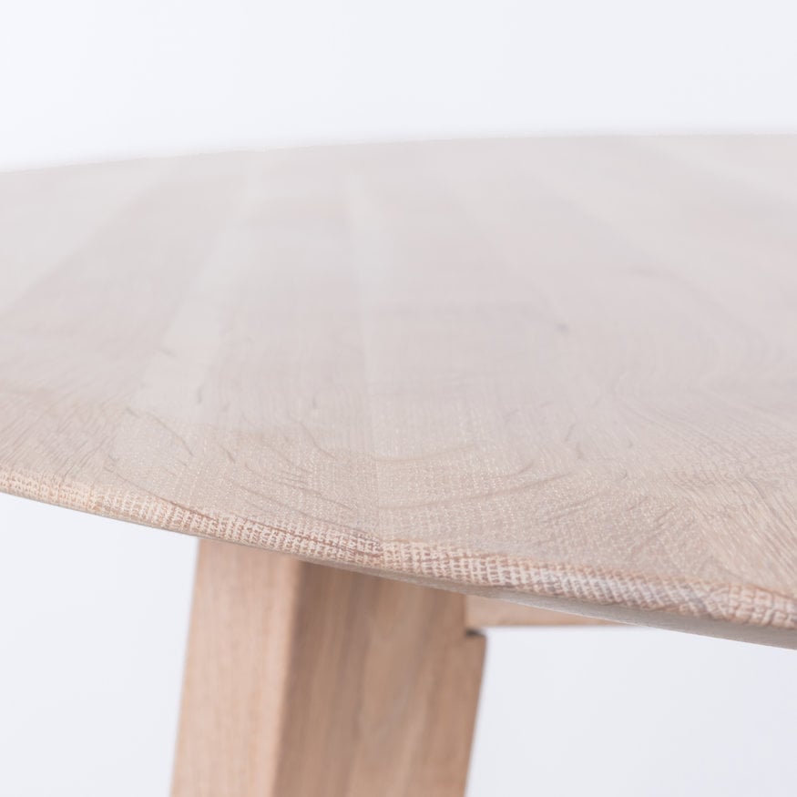 Sav & Økse Samt Oval Table