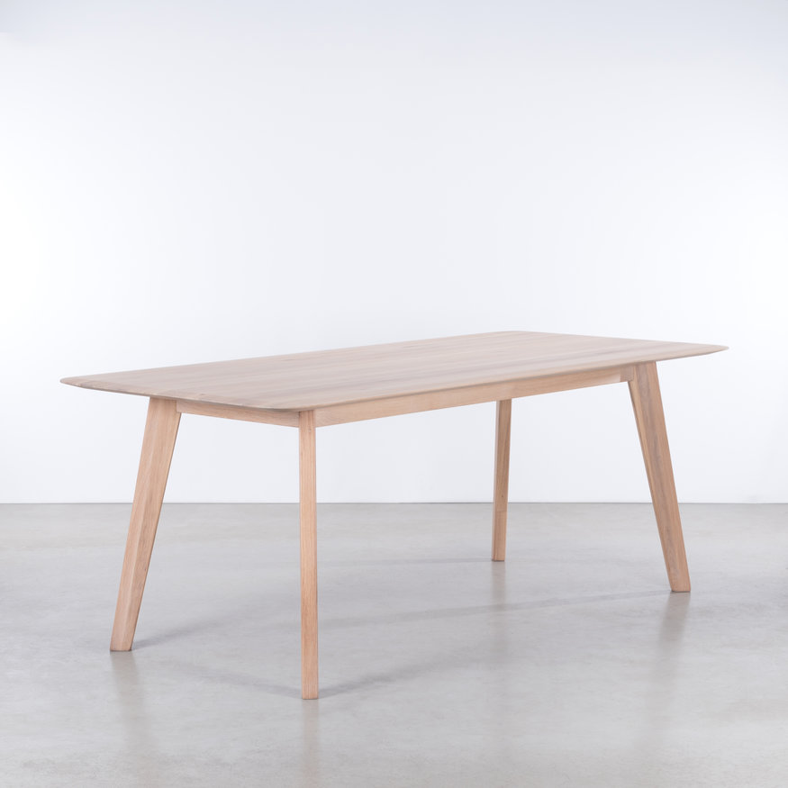 Sav & Økse Samt Table