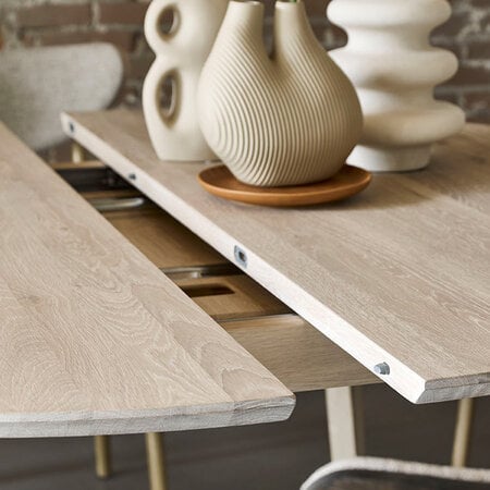 Extendable dining tables