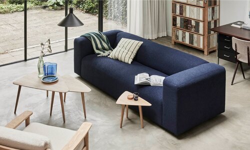 Woonkamer in Scandinavische stijl: warme eenvoud met natuurlijke houtsoorten