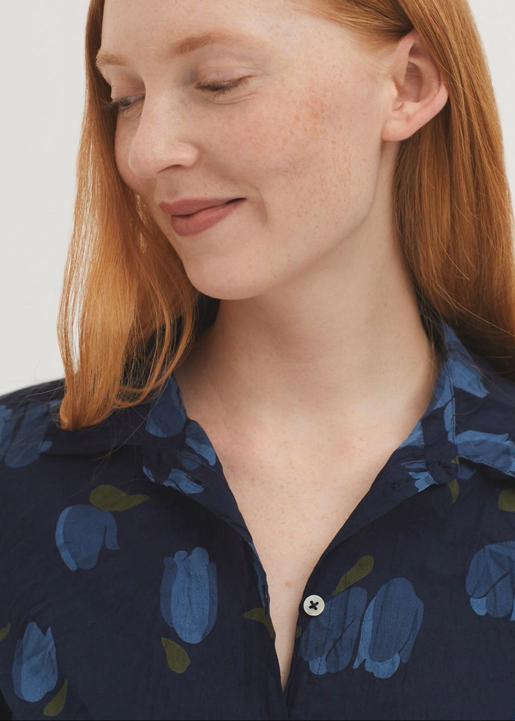 NICE THINGS NICE THINGS TULIP PRINT BASIC SHIRT NAVY