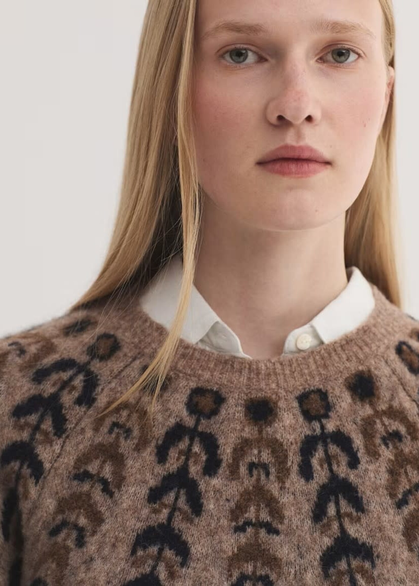 NICE THINGS NICE THINGS ROUND NECK KNIT SWEATER  WITH GRECA NATURAL