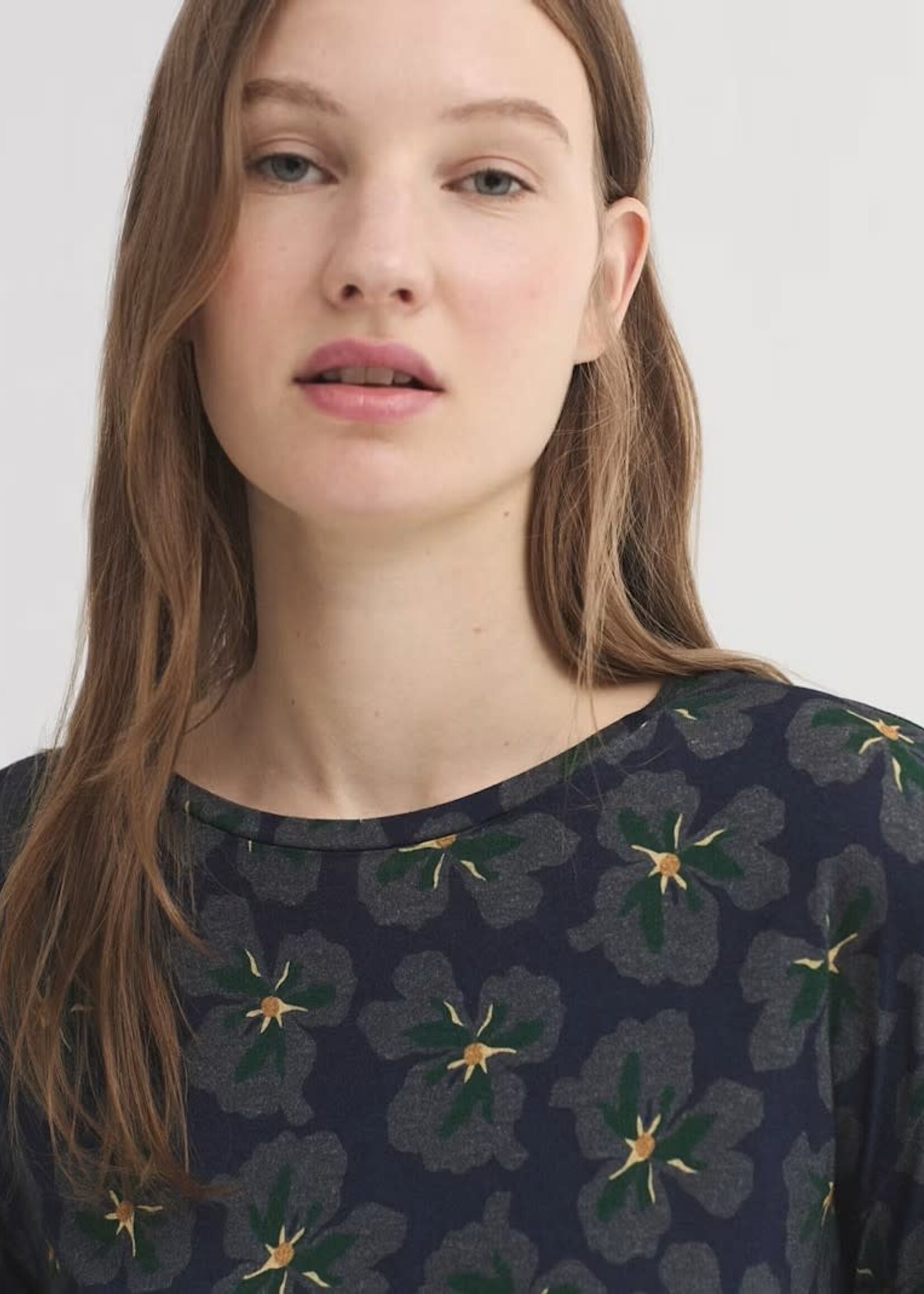 NICE THINGS NICE THINGS BOLD FLOWERS WIDE WOOL BLEND T SHIRT NAVY