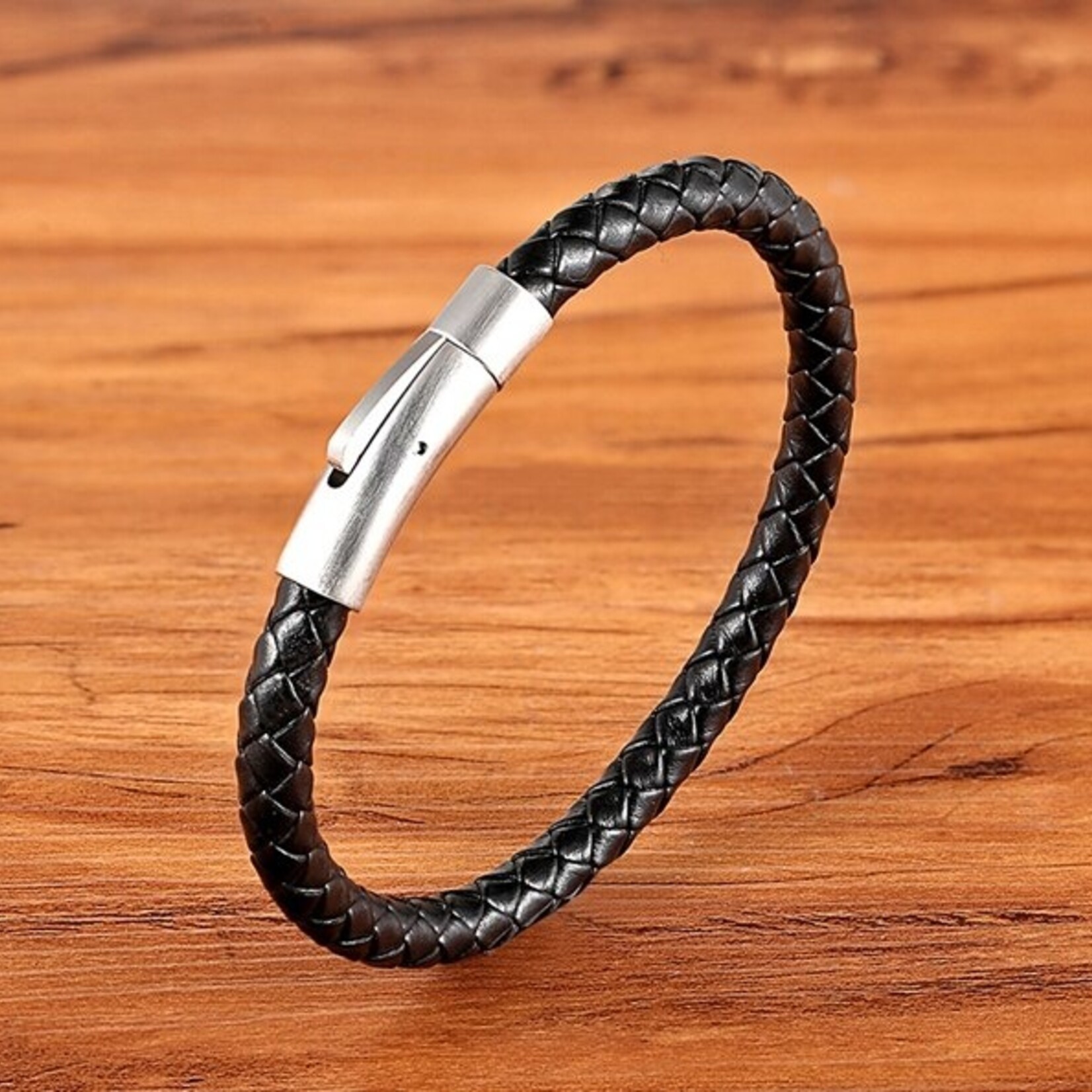 Nenzi Zwarte lederen gevlochten armband  6 mm met rvs knop 21 cm met knop 21 cm