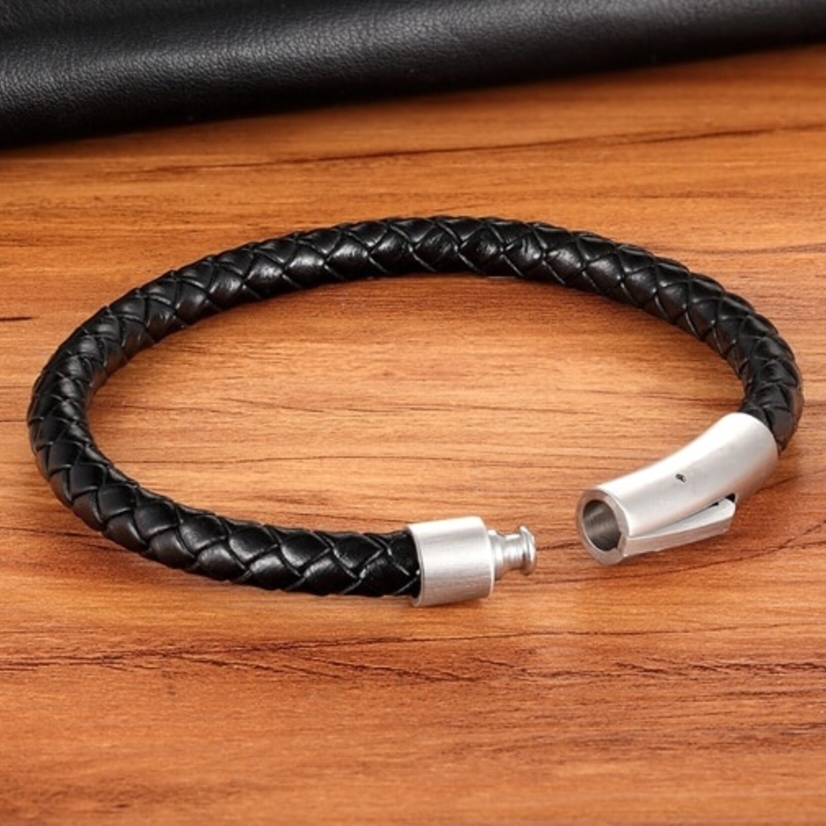 Nenzi Zwarte lederen gevlochten armband  6 mm met rvs knop 21 cm met knop 21 cm