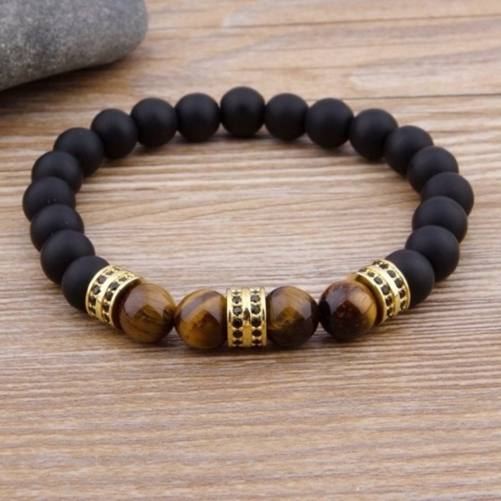 Nenzi Kralenarmband natuursteen  8 mm 20 zwarte  en 3 groene  17 cm