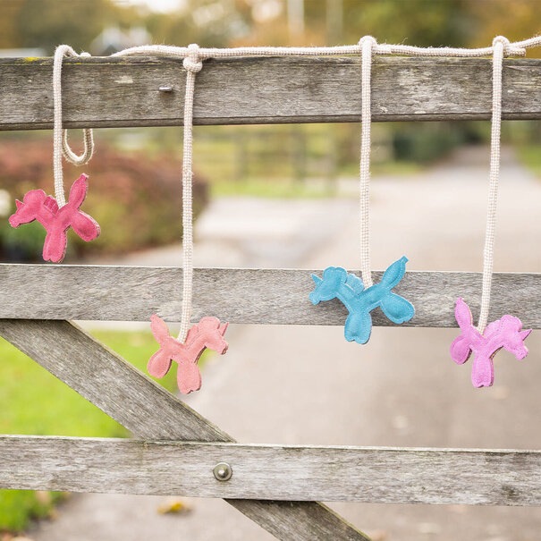 QHP Paardenspeelgoed boxhanger Isalyn