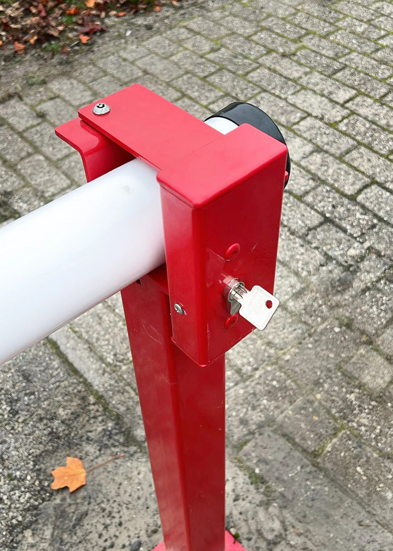 UNSERE HAUSMARKE Schranke mit Gasfeder, Stützfuß, Zylinderschloss und Dreikantschloss