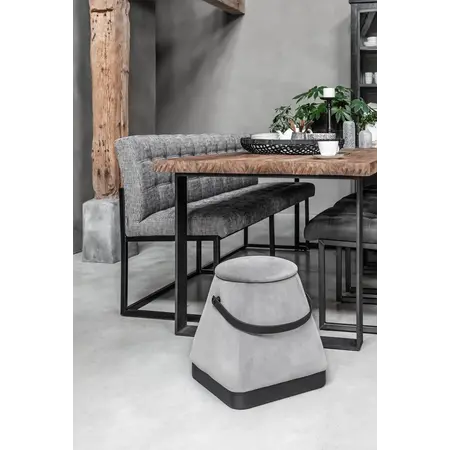 So True by Troubadour Poef Triangel velvet lichtgrijs