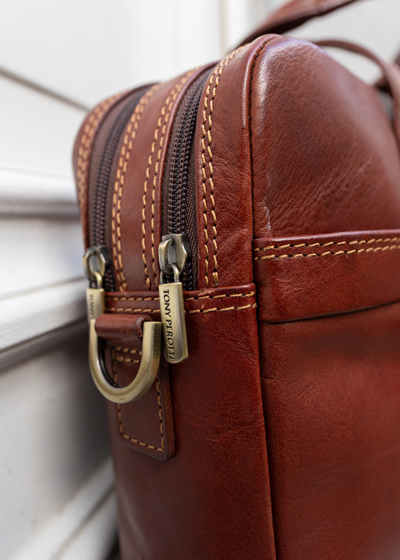Tony Perotti Laptoptas 15" /3 + voorvak Vintage Brown