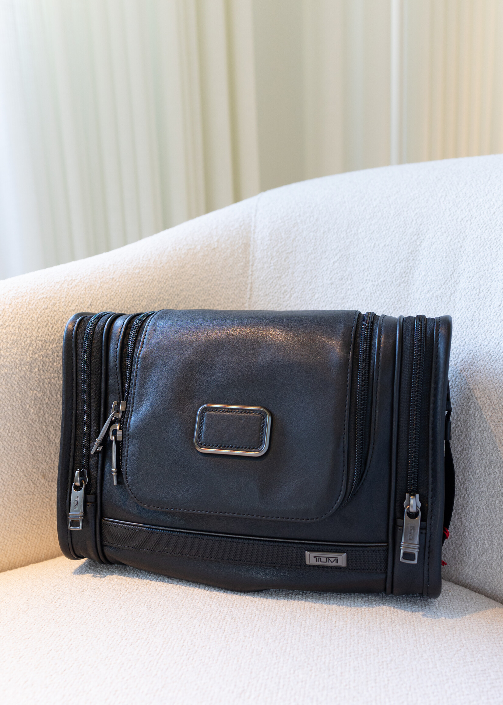 TUMI Alpha Black Leather Toilettas