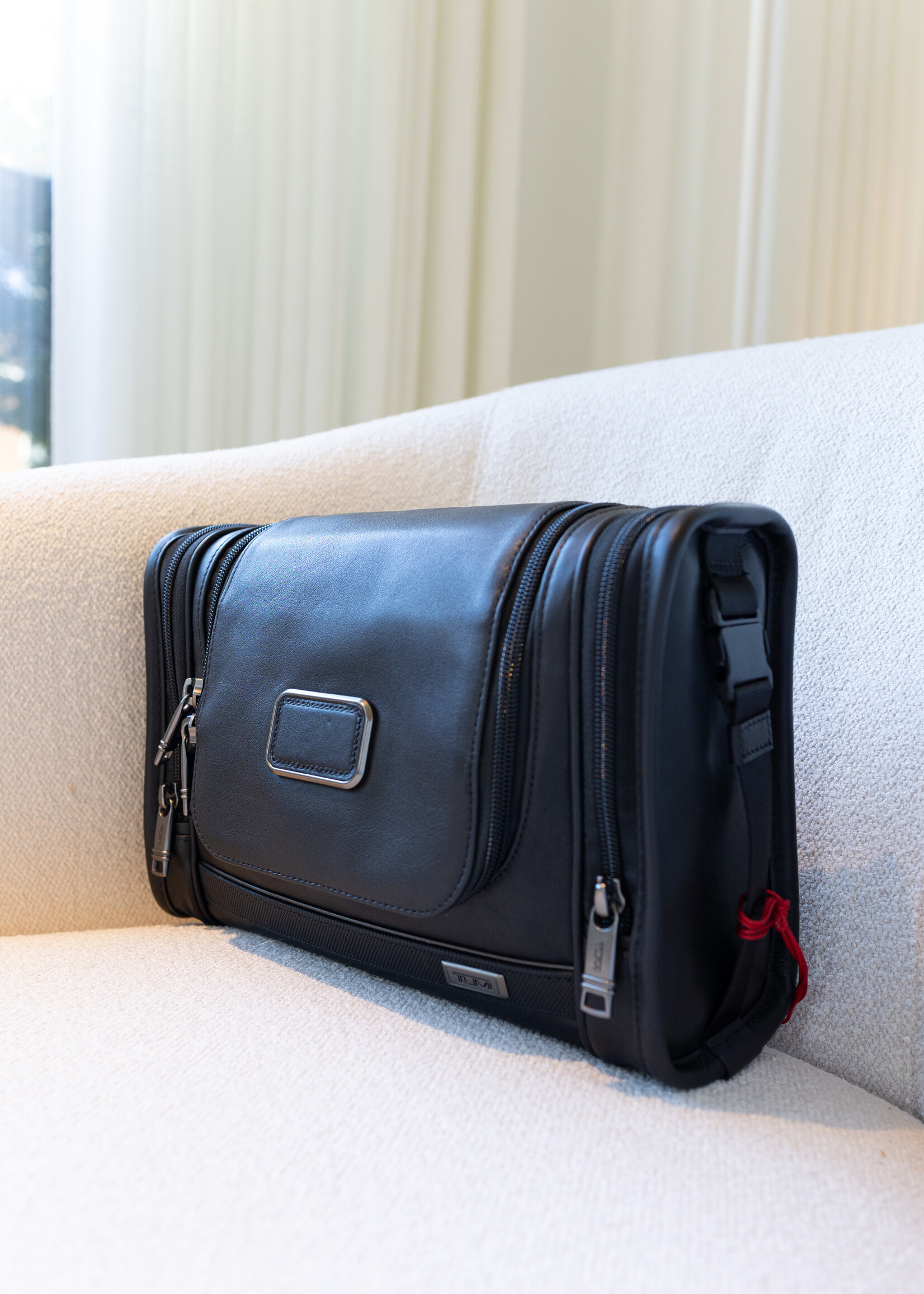 TUMI Alpha Black Leather Toilettas