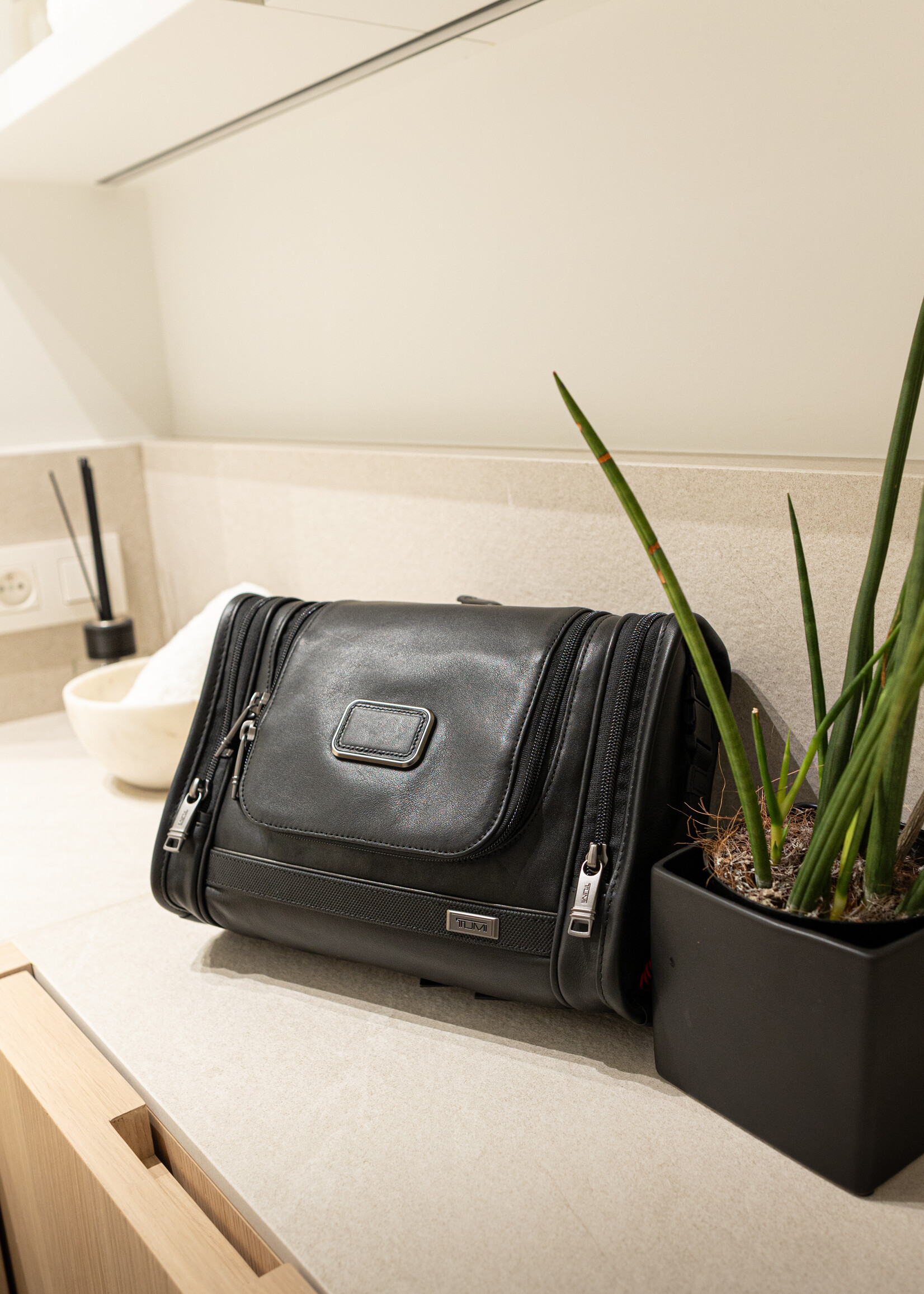 TUMI Alpha zwarte leren Toilettas