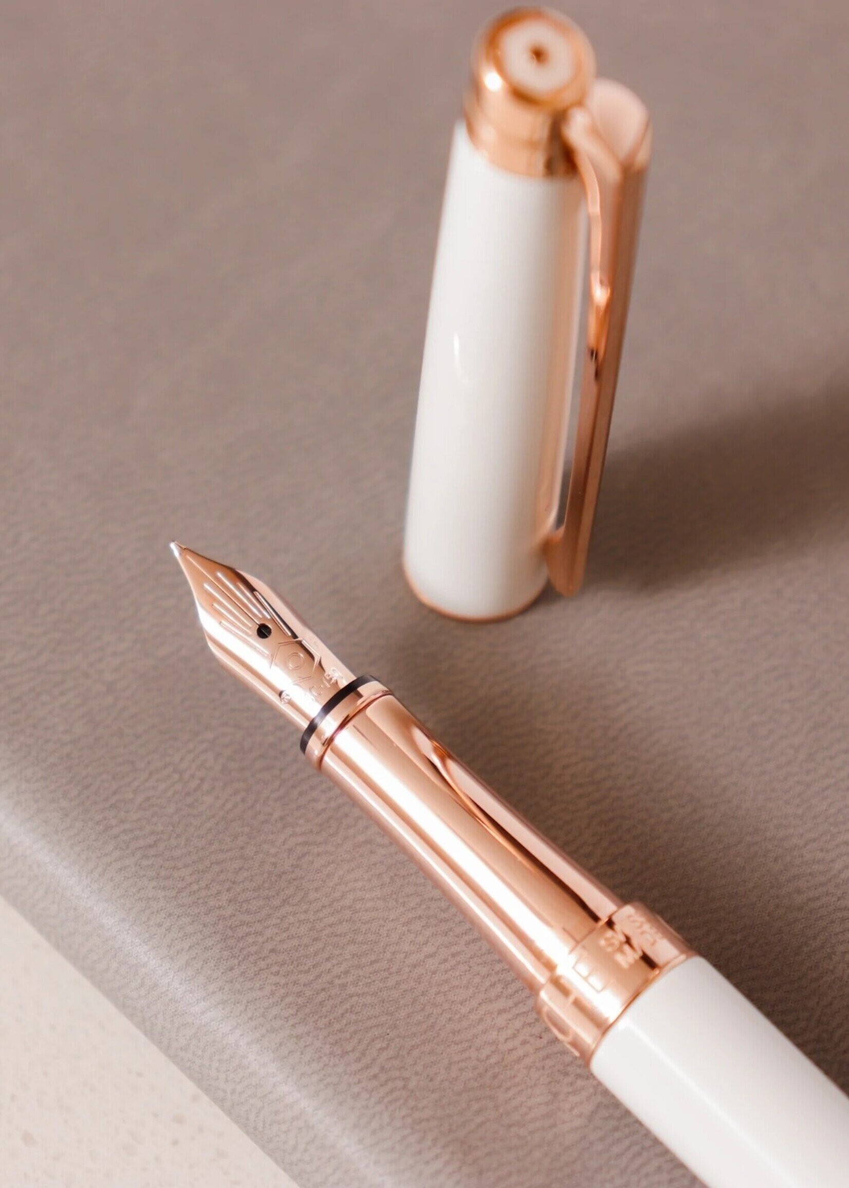 Caran d'Ache Léman Slim White Rose Gold Vulpen Medium