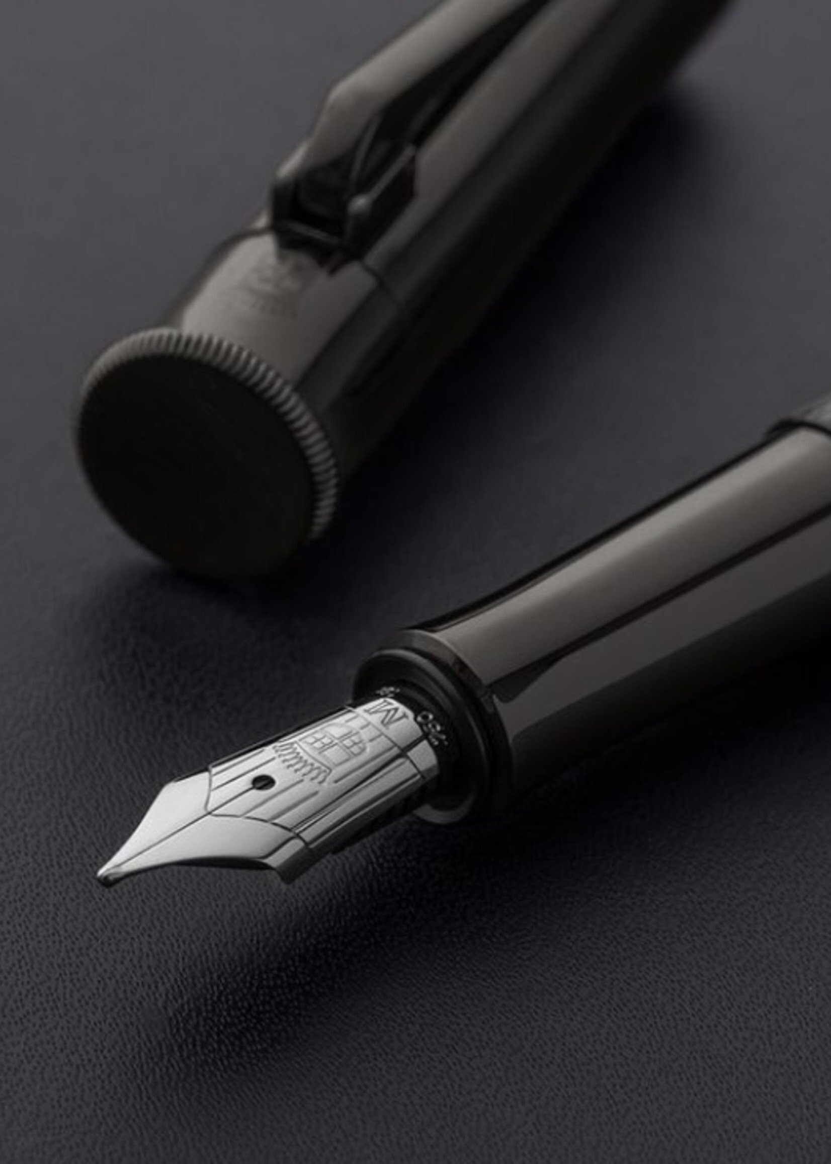 Graf von Faber-Castell Classic Guilloche Black Edition Vulpen Extra Fijn