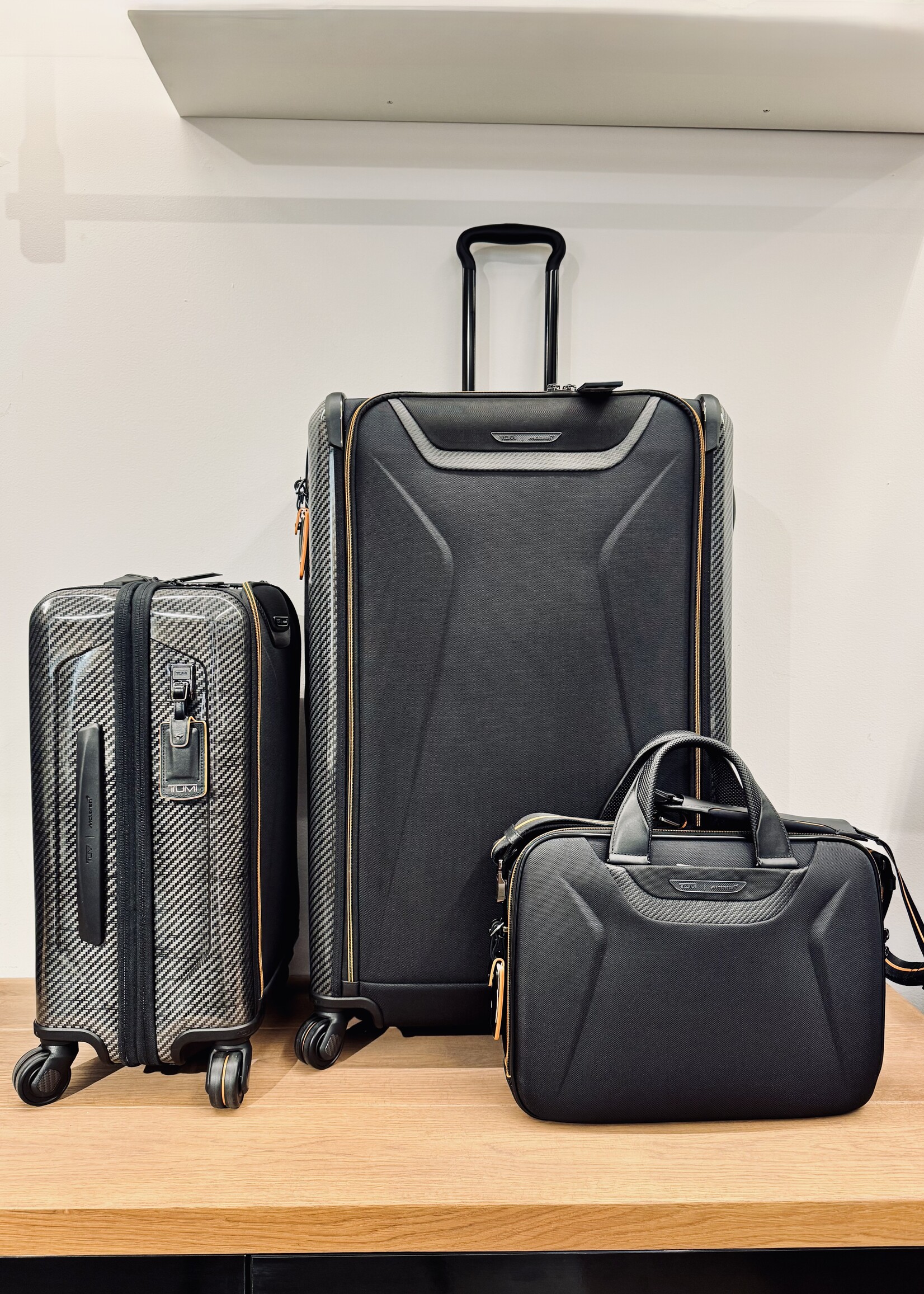 TUMI Aero Internationale Uitbreidbare Handbagage Koffer 56cm (56H x 23D/28D x 35.5B cm) Carbon/Black/Oranje