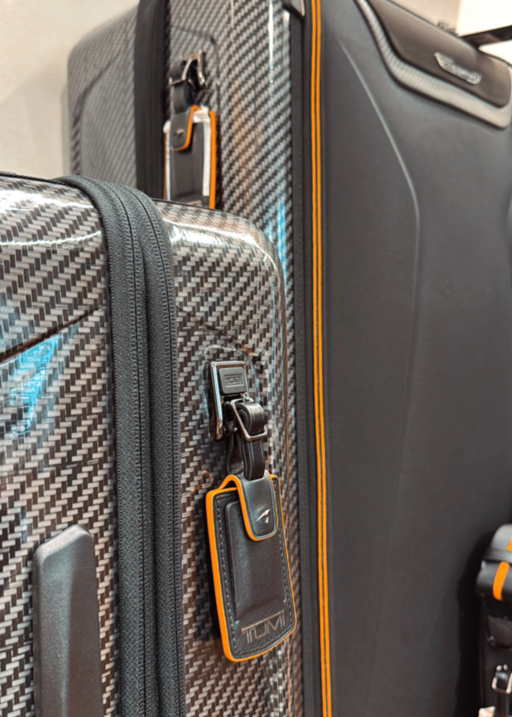 TUMI & McLaren Koffer Internationaal en Uitbreidbaar (78.5H x 28D x 51B cm) Carbon/Black/Oranje