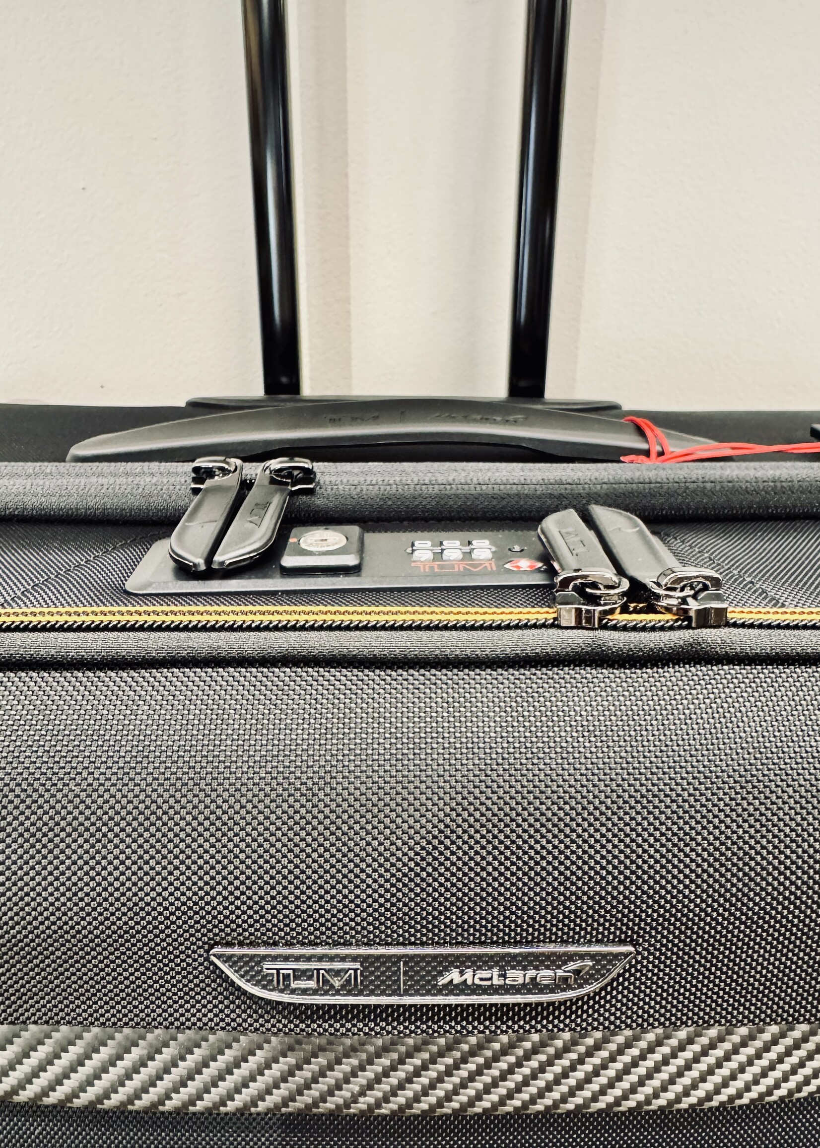 TUMI & McLaren Koffer Internationaal en Uitbreidbaar (78.5H x 28D x 51B cm) Carbon/Black/Oranje