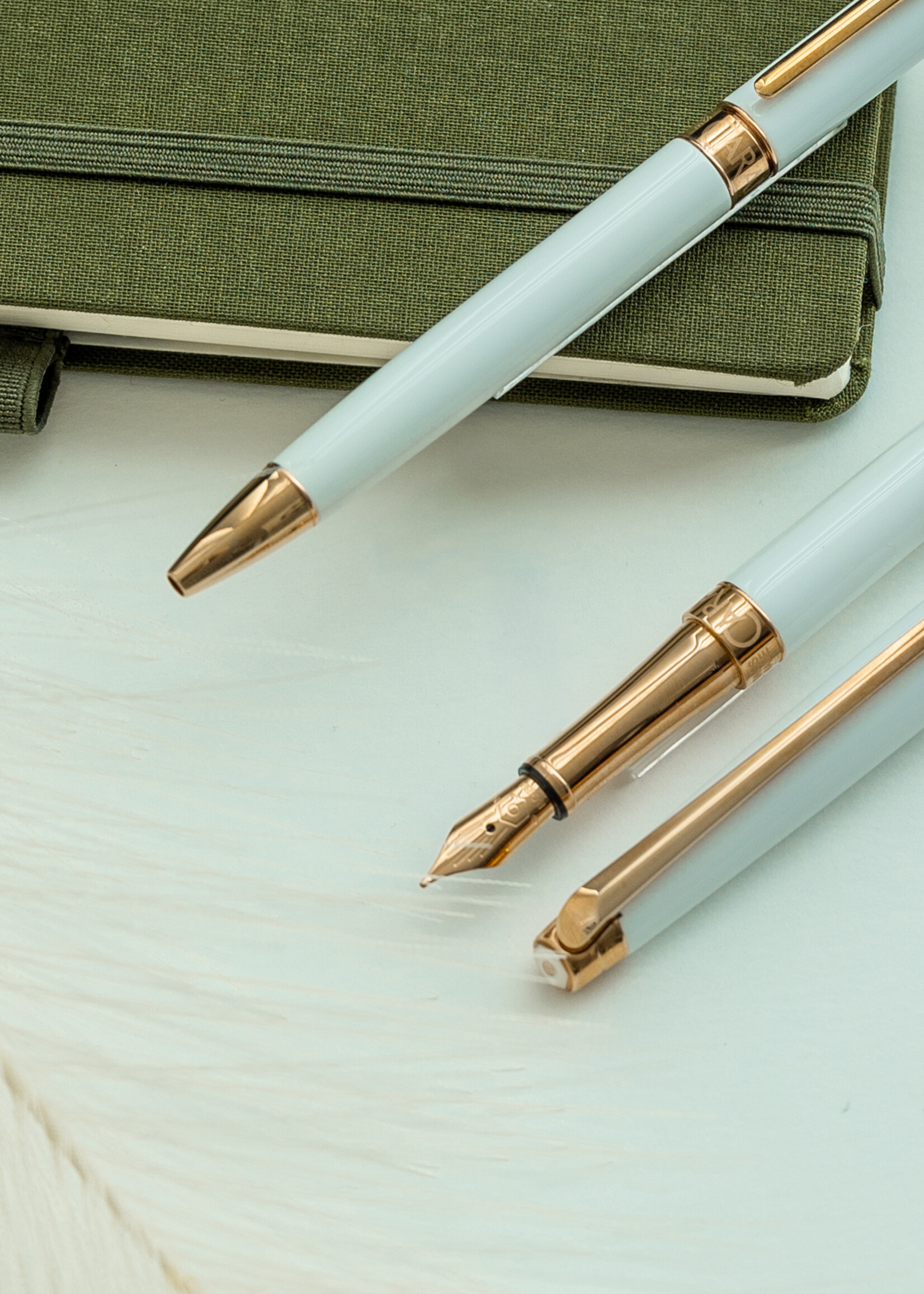 Caran d'Ache Léman Slim White Rosé Gold Balpen