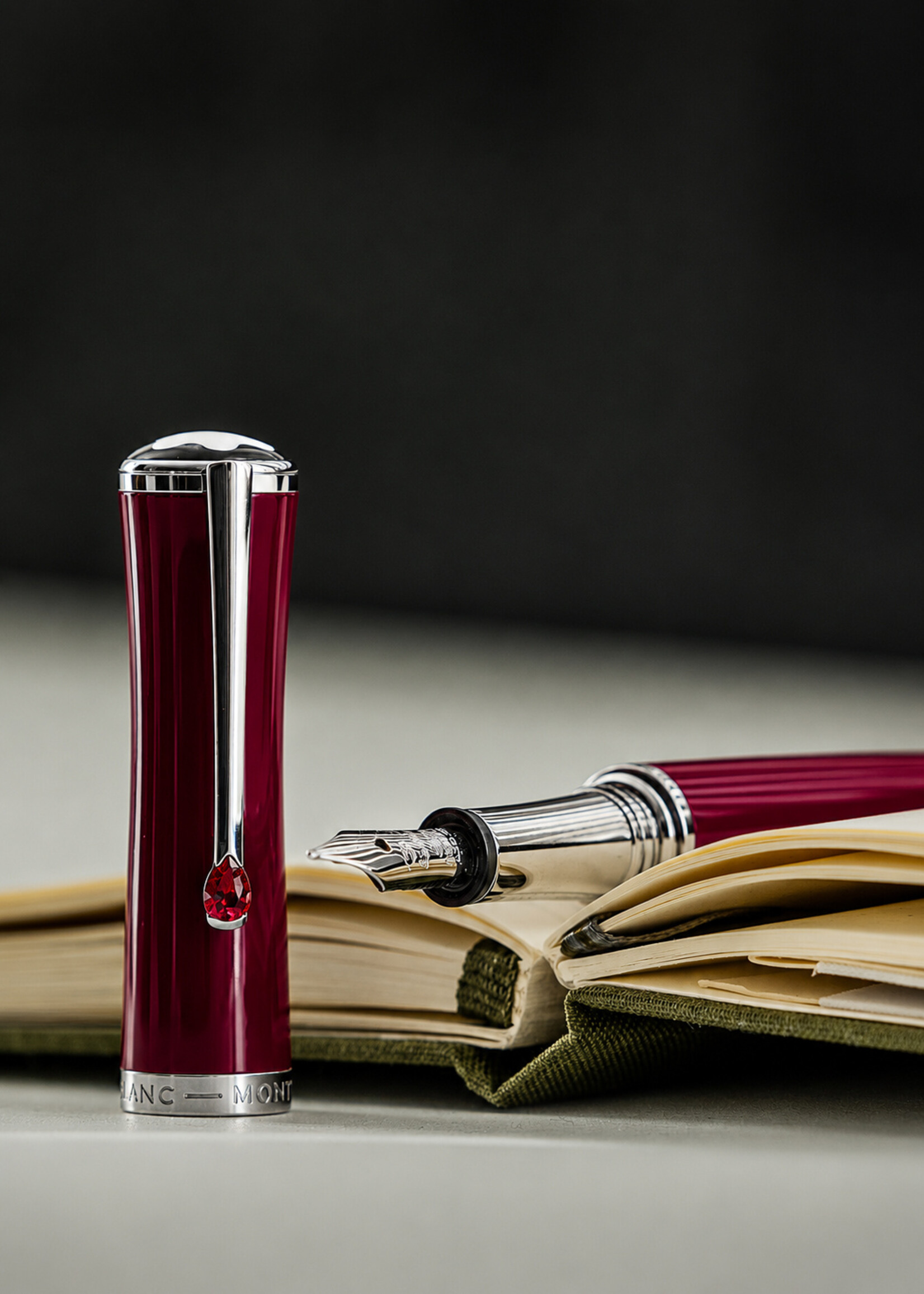 Montblanc Muses Maria Callas Special Edition Animation Platinum Type of Stone : 1 RUBIS SYNTH Carat : 0,480 ct Vulpen Au 585 - 14 Karat (0.443g) M -Medium 0.62 mm