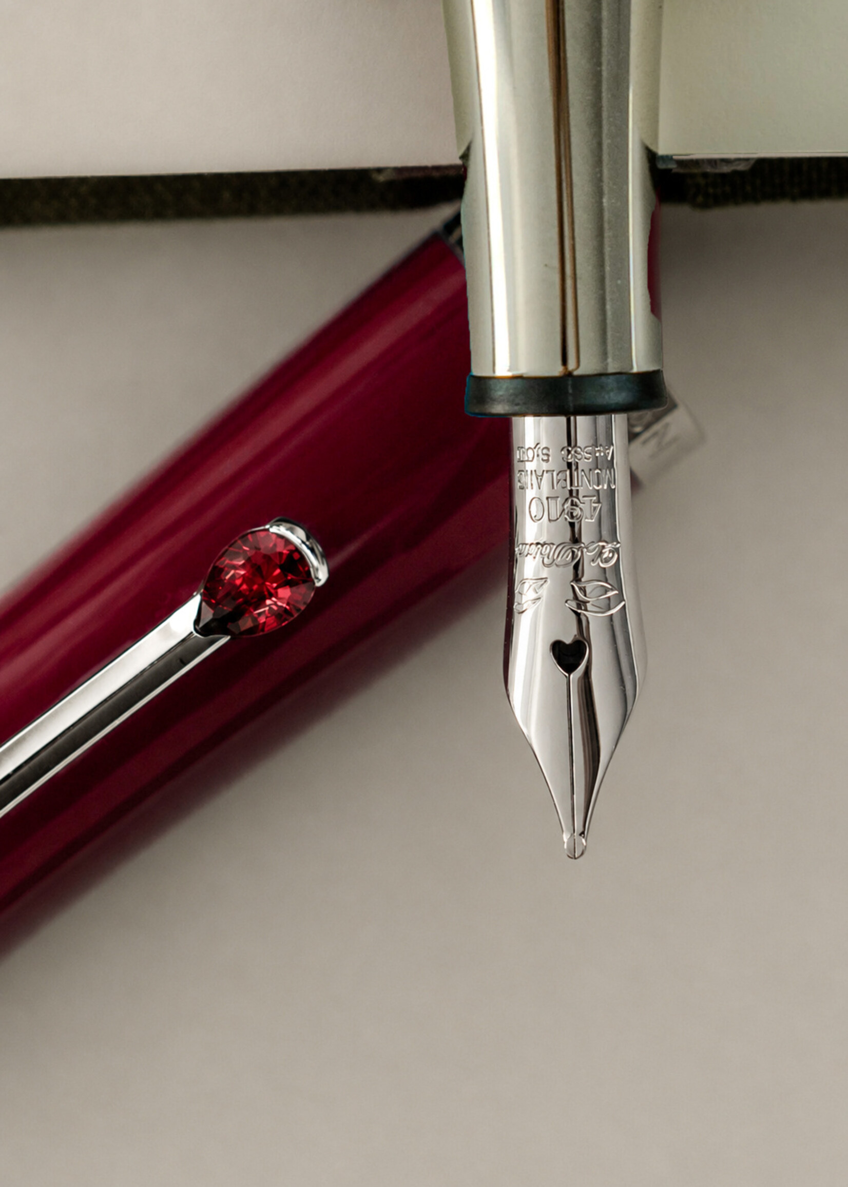Montblanc Muses Maria Callas Special Edition Animation Platinum Type of Stone : 1 RUBIS SYNTH Carat : 0,480 ct Vulpen Au 585 - 14 Karat (0.443g) M -Medium 0.62 mm