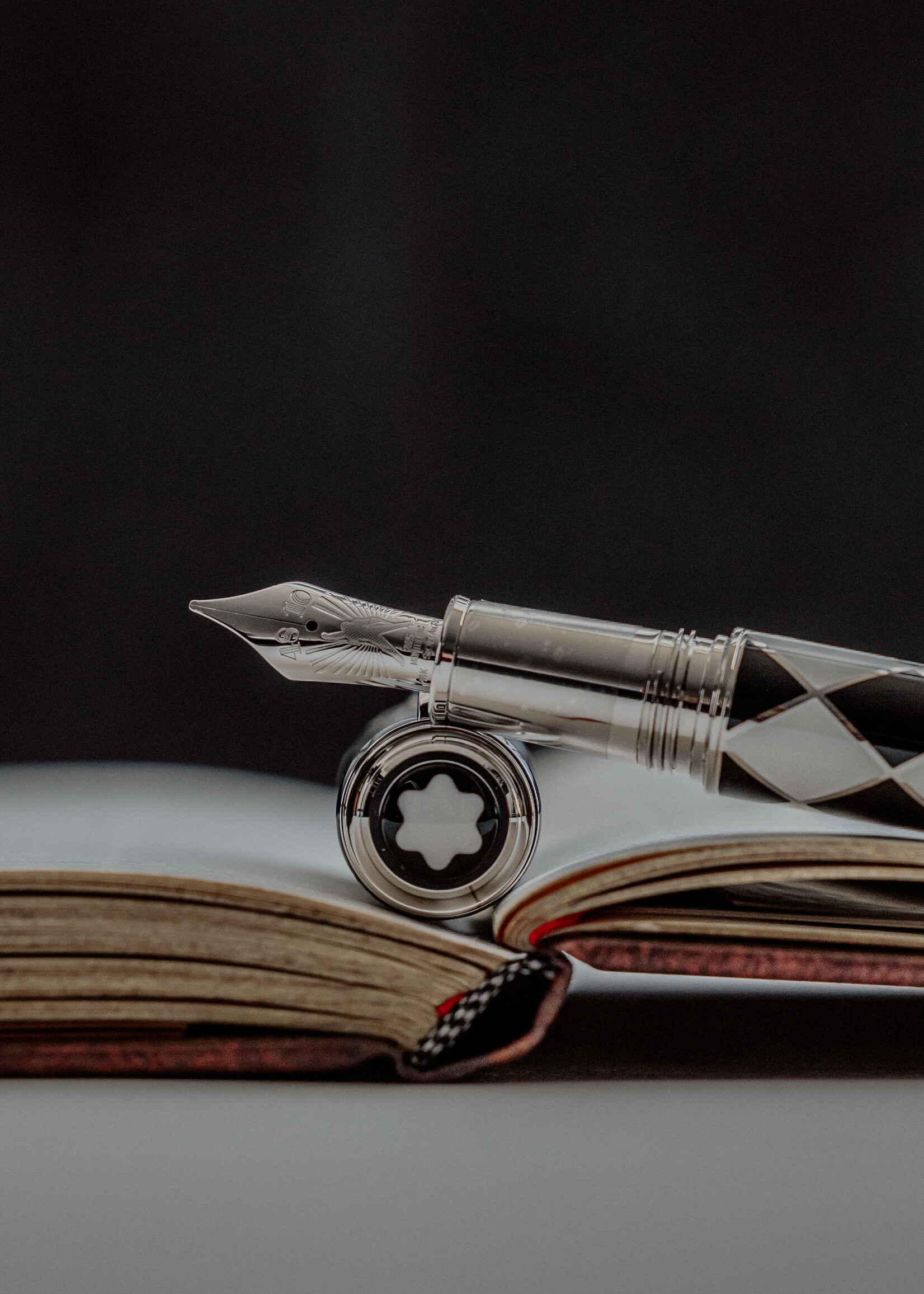 Montblanc Great Characters Homage to Queen Limited Edition 1975/1369 Vulpen Au 750 (0.889g) M -Medium