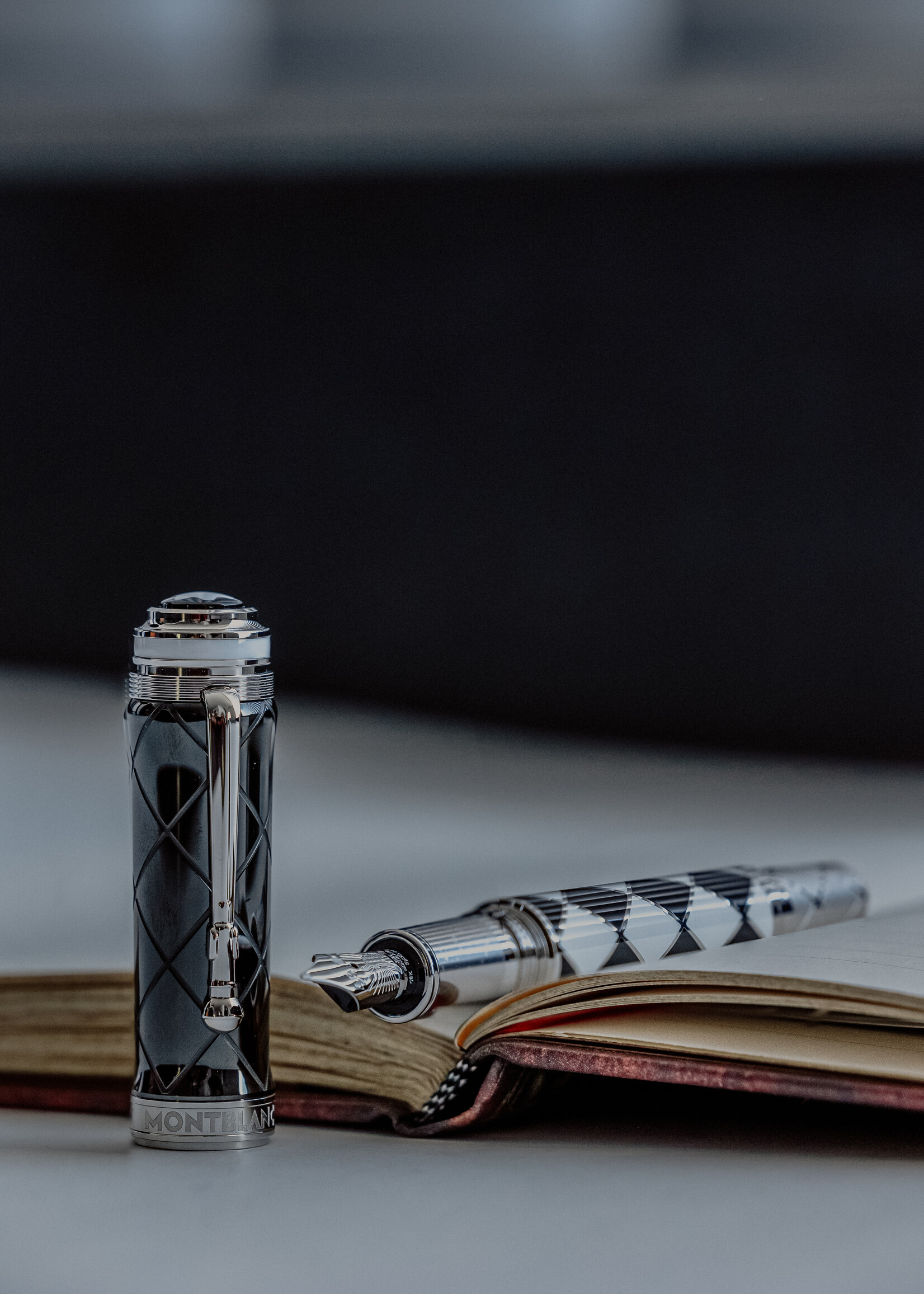 Montblanc Great Characters Homage to Queen Limited Edition 1975/1369 Vulpen Au 750 (0.889g) M -Medium