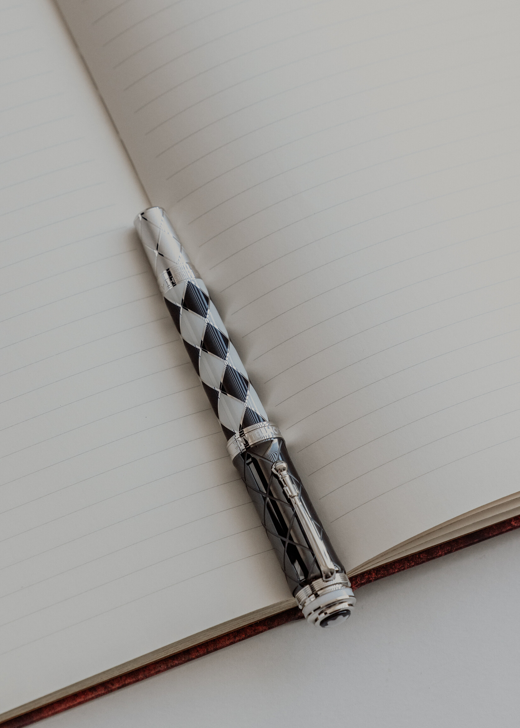 Montblanc Great Characters Homage to Queen Limited Edition 1975/1369 Vulpen Au 750 (0.889g) M -Medium