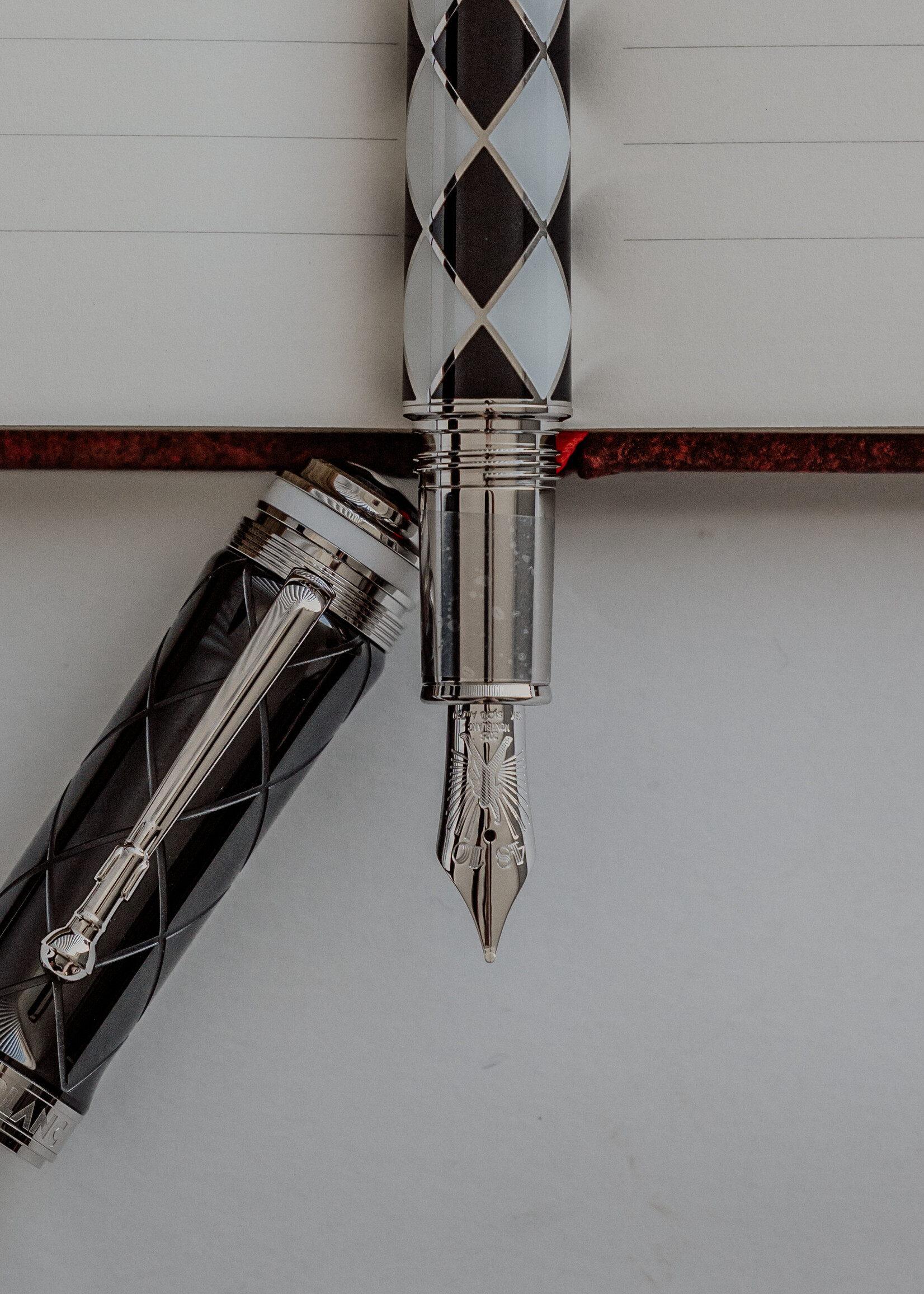 Montblanc Great Characters Homage to Queen Limited Edition 1975/1369 Vulpen Au 750 (0.889g) M -Medium
