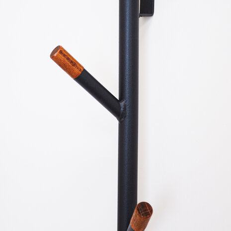 Metalen kapstok met beukenhout Utrecht zwart 4 haken Metalen kapstok met beukenhout Utrecht zwart 4 haken