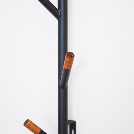 Metalen kapstok met beukenhout Utrecht zwart 4 haken Metalen kapstok met beukenhout Utrecht zwart 4 haken