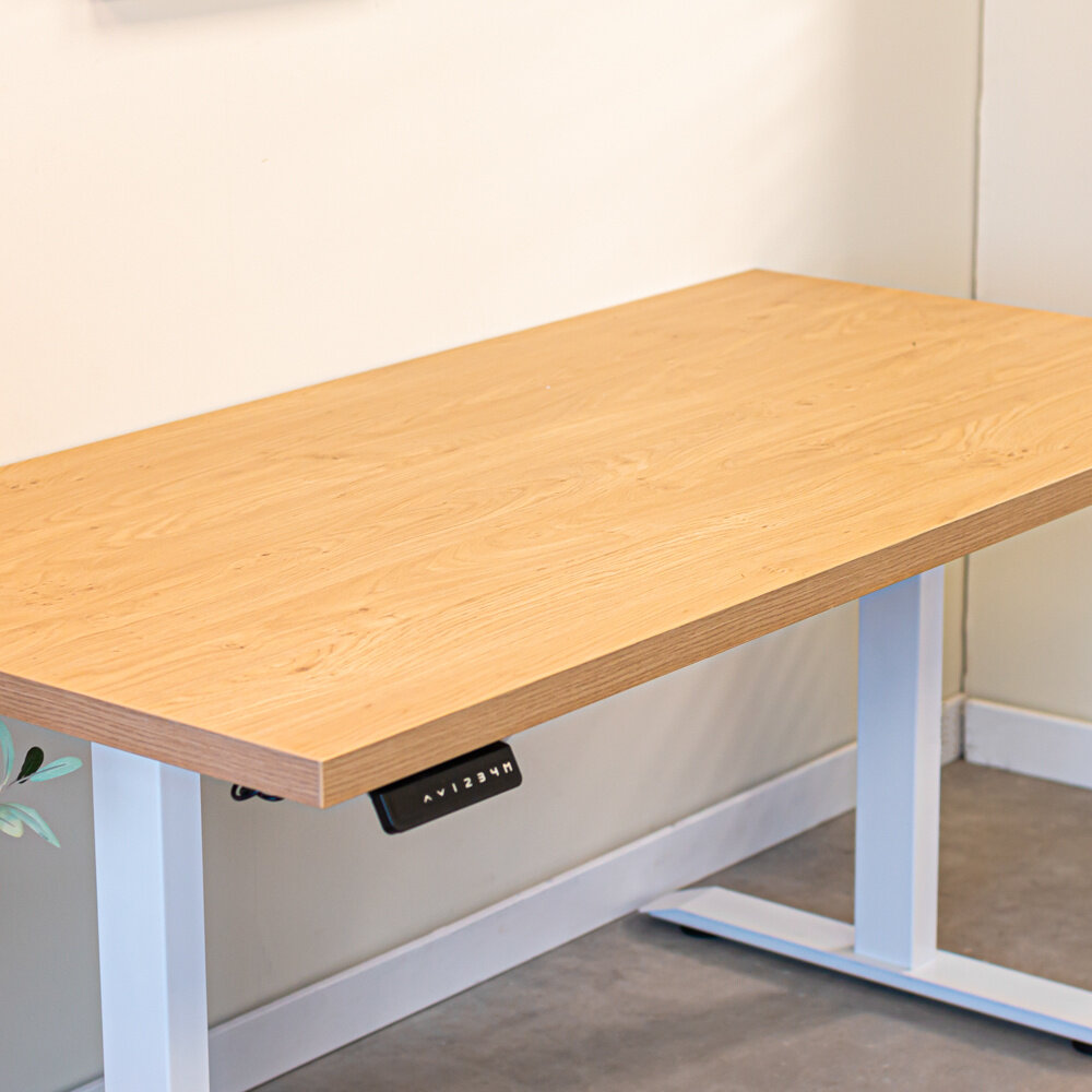 Verstelbaar zit-sta bureau Brussel rustiek eiken met wit onderstel 160 cm Verstelbaar zit-sta bureau Brussel rustiek eiken met wit onderstel 160 cm