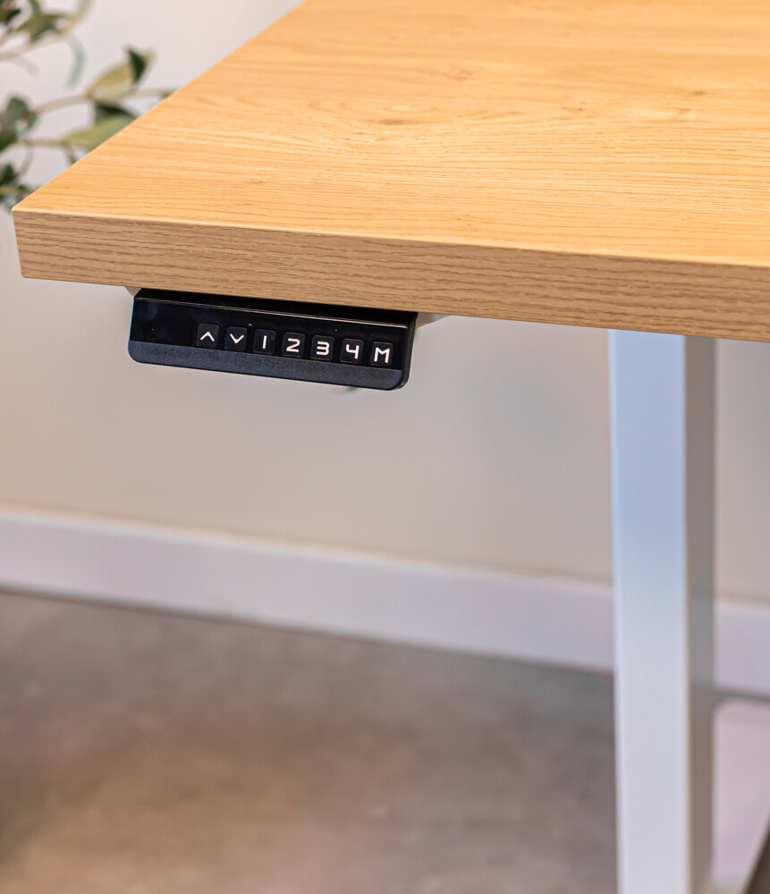 Verstelbaar zit-sta bureau Brussel rustiek eiken met wit onderstel 160 cm Verstelbaar zit-sta bureau Brussel rustiek eiken met wit onderstel 160 cm