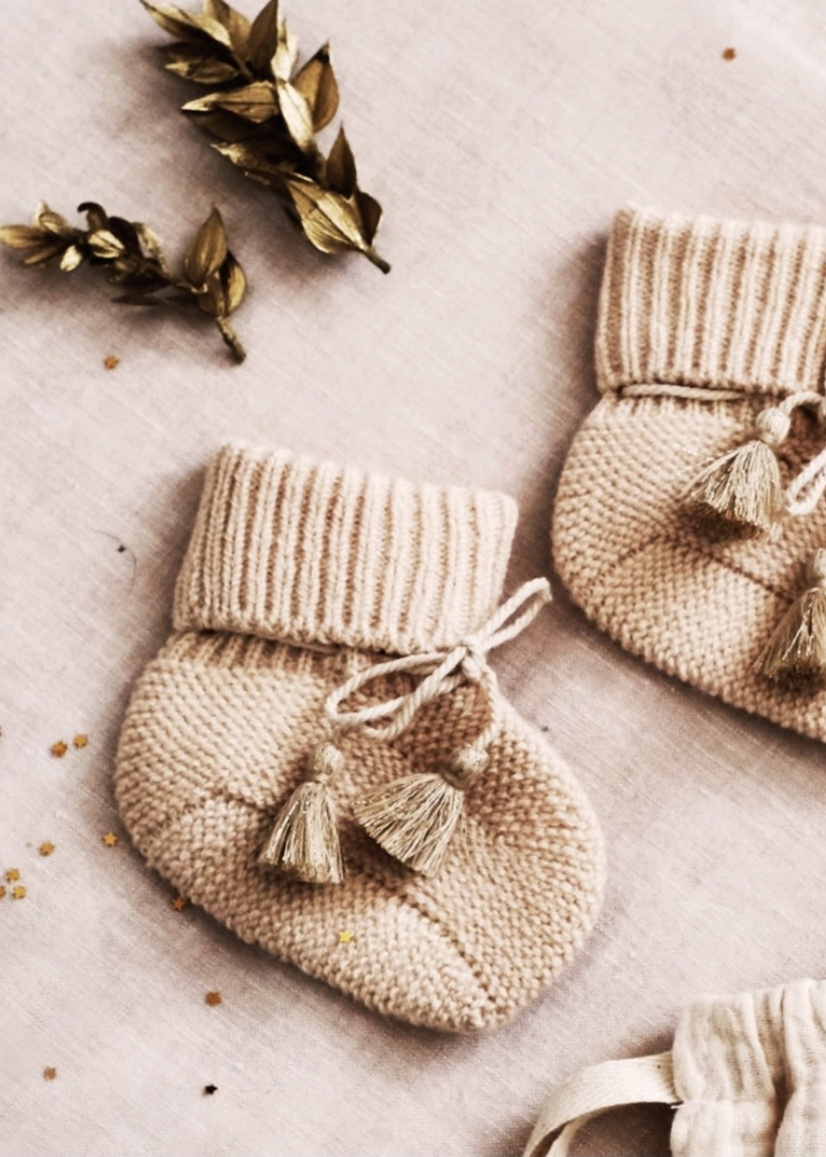 Gentil Coquelicot Knitted baby booties with embroidered bag nude