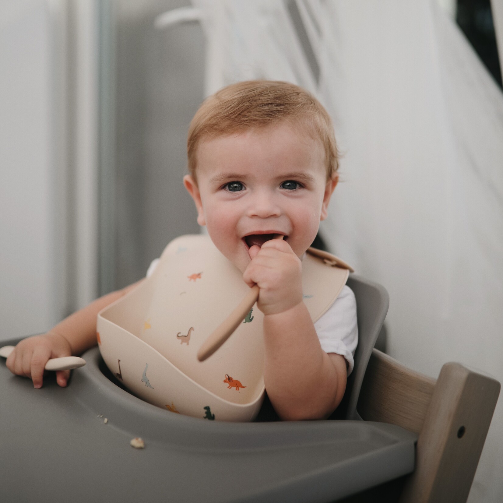 Mushie Silicone bib dinosaur