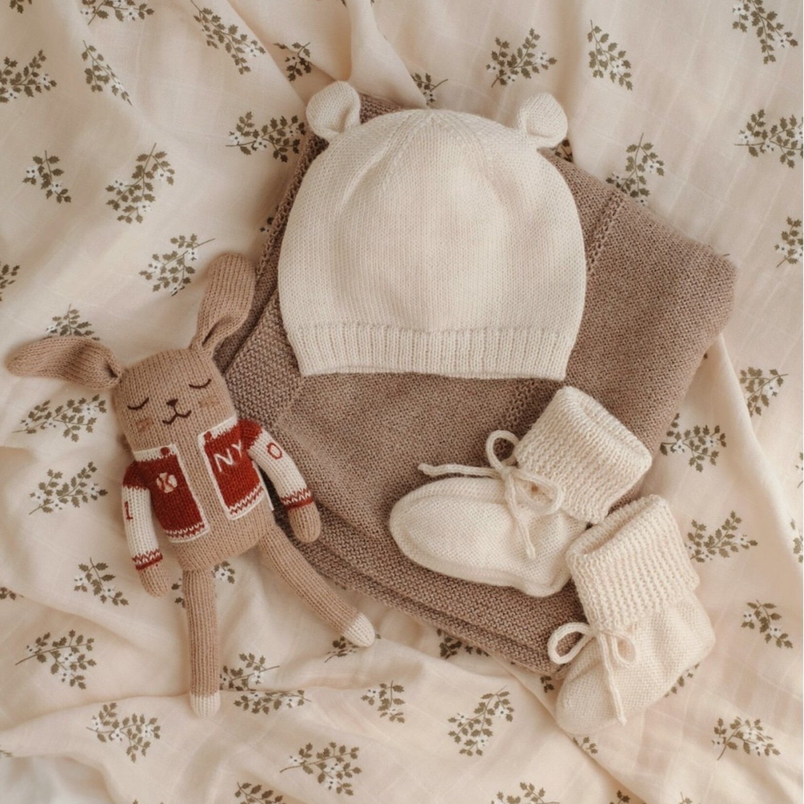 Main Sauvage Knitted baby beanie bear ecru