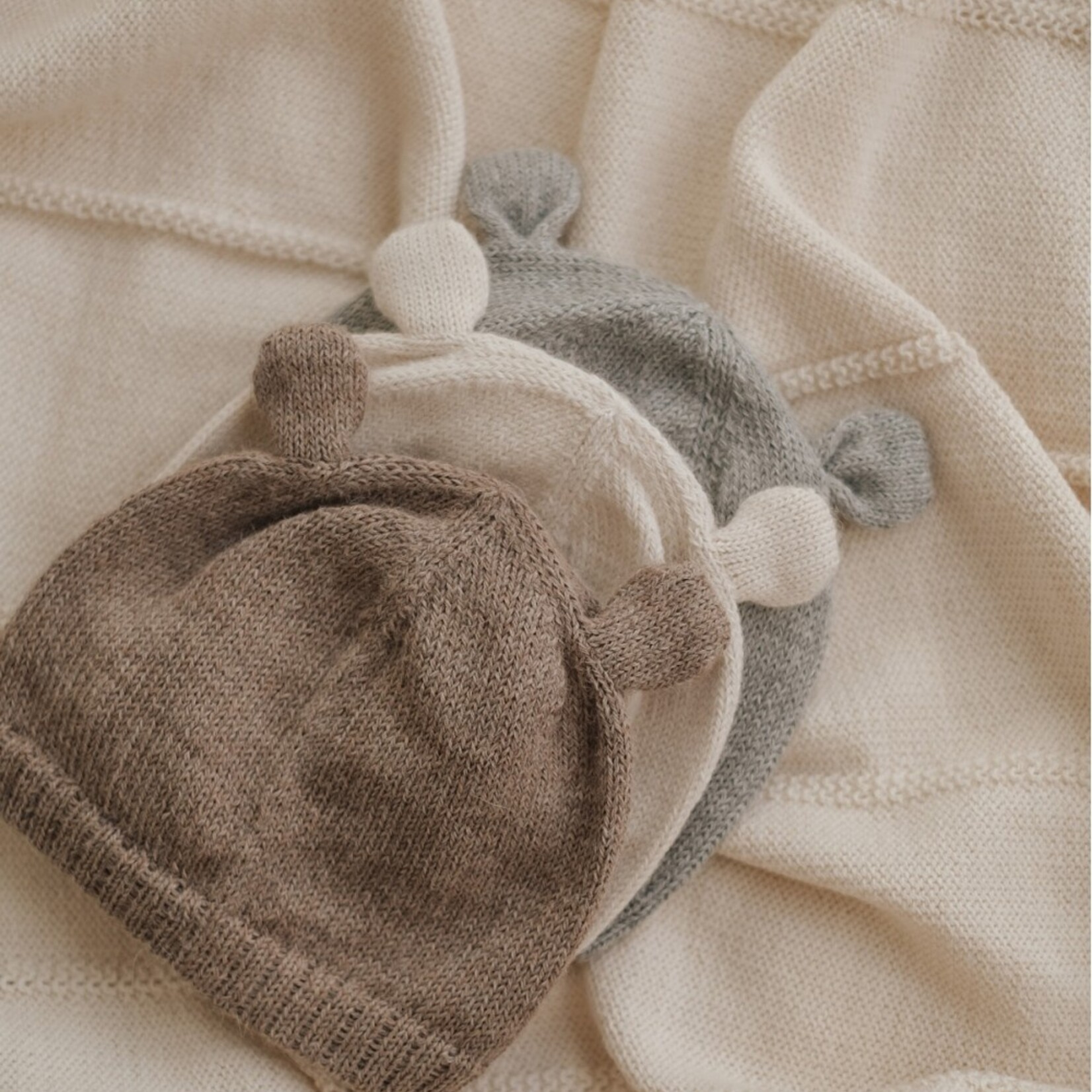 Main Sauvage Knitted baby beanie bear ecru