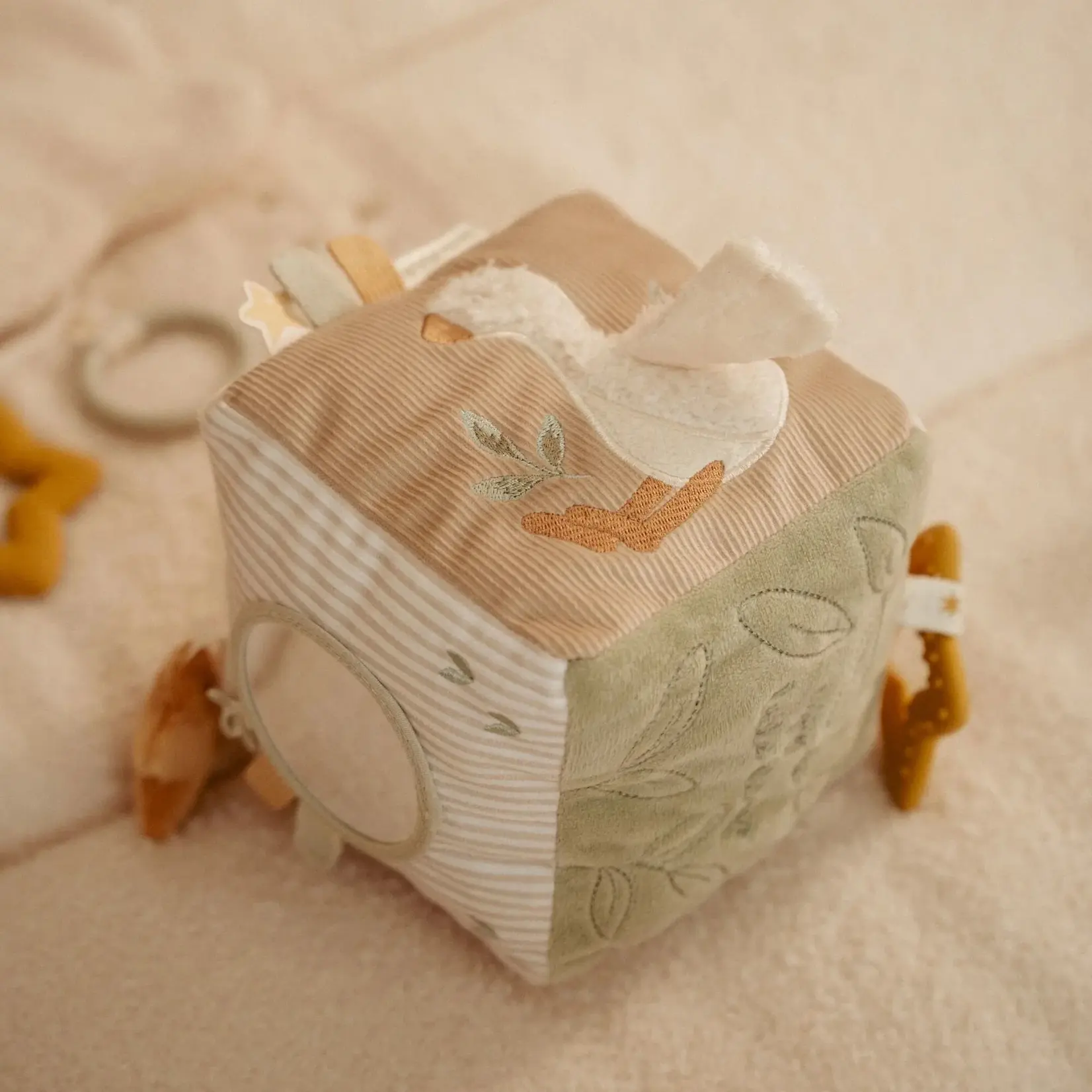 Little Dutch Activity cube newborn naturals